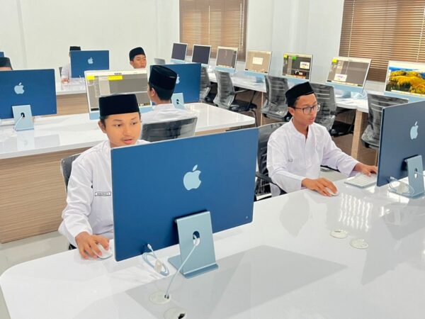 Praktikum Pembelajaran di Lab Studio