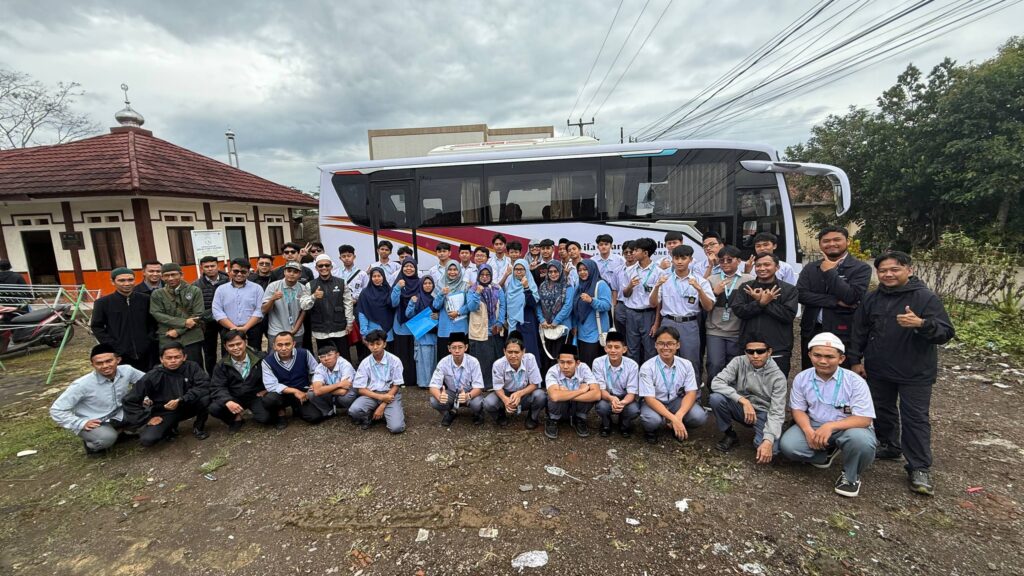 Secerca Harapan di Gang Sempit Kumpay, Sambut Kebaikan dari Tangan Muda SMK-IT As-Syifa