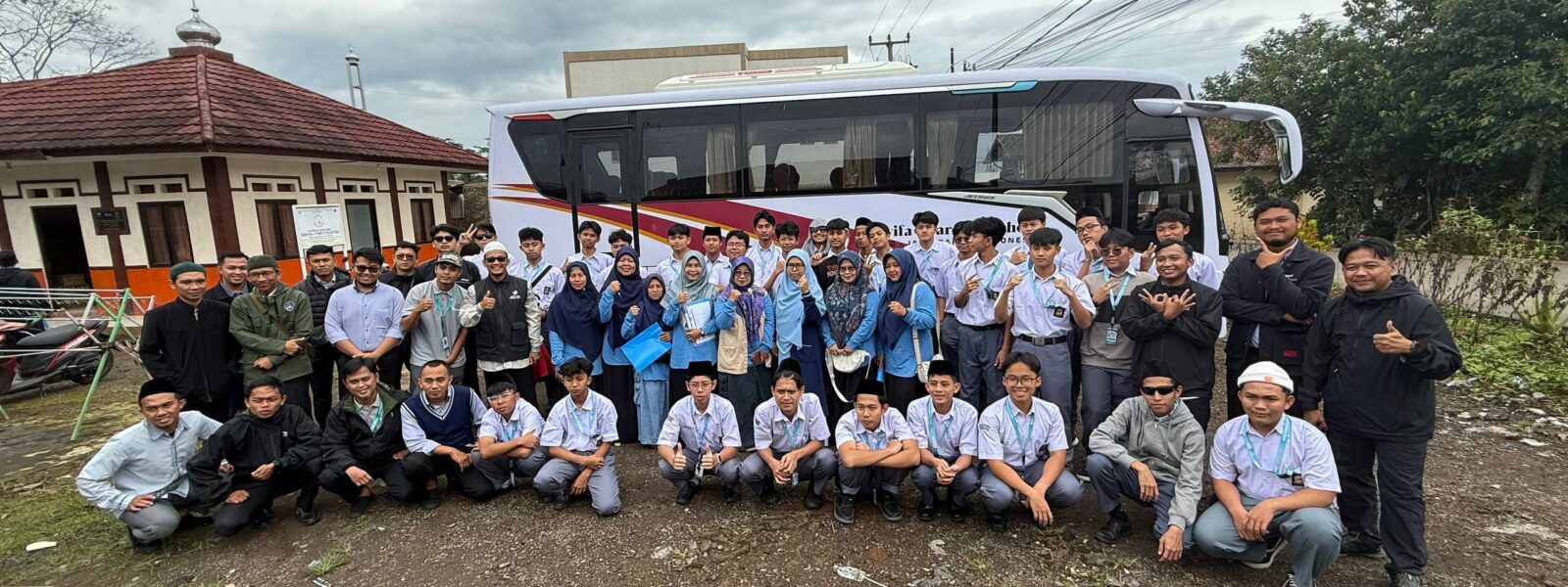 Secerca Harapan di Gang Sempit Kumpay, Sambut Kebaikan dari Tangan Muda SMK-IT As-Syifa